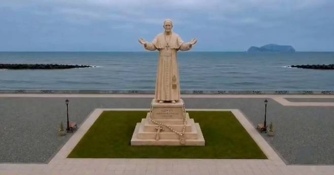 페루의 항구도시 엘카야오의 한 공원에 설치돼 있는 레오 14세 교황의 소형 조각상. 엘카야오 당국은 이 조각상보다 훨씬 큰 높이 14m, 무게 4t인 대형 교황 조각상을 설치할 예정이다. 엘카야오 공식 페이스북 캡처