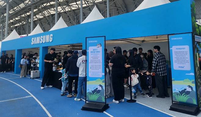 3일 경기 용인시 용인미르스타디움에서 열린 ‘2026 용인 사이버 과학축제’에 참가한 지역 주민들이 용인 첨단 시스템반도체 국가 산단 추진 계획과 미래 비전을 주제로 마련된 삼성전자의 전시 부스를 살펴보고 있다. 삼성전자