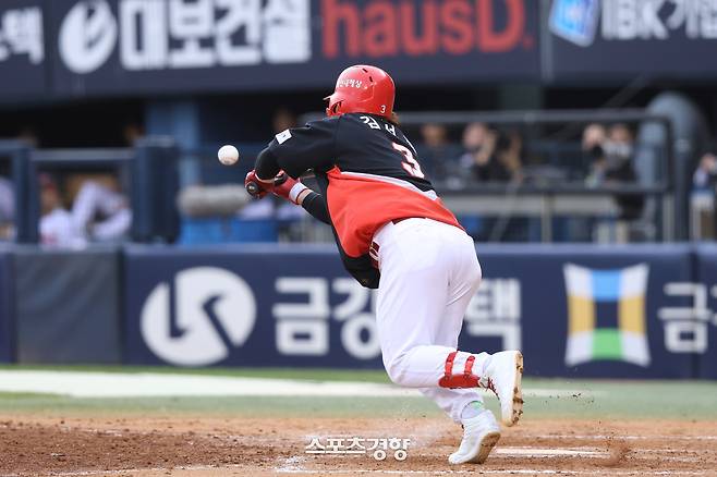 KIA 김선빈이 3일 잠실 LG전에서 스퀴즈 번트를 성공시키고 있다. KIA타이거즈 제공
