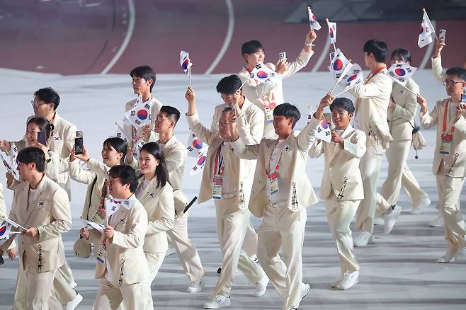 지난달 19일 일본 나고야 미즈호공원 육상경기장에서 열린 2026 아이치·나고야 아시안게임 개회식에서 한국 선수단이 입장하고 있다.    나고야 | 연합뉴스