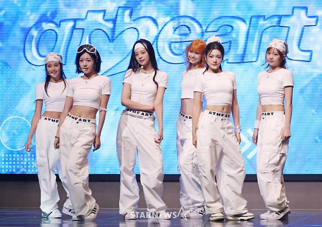 걸그룹 앳하트(AtHeart)가 19일 오후 서울 마포구 라이즈오토그래프컬렉션에서 진행된 멀티폼드라마 '3+4!' 제작발표회 및 타임 트래블 프로젝트의 두 번째 싱글 '3!4!' 발매기념 쇼케이스에서 신곡을 선보이고 있다.  '타임 트래블 프로젝트'는 과거 큰 사랑을 받은 명곡을 현재의 감각으로 재해석하는 앳하트의 글로벌 리메이크 시리즈다. /2026.08.19 /사진=이동훈 photoguy@
