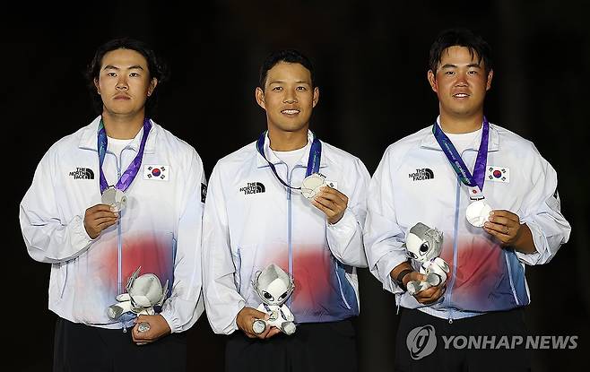 메달 들어 보이는 한국 골프 남자 대표팀 (가스가이[일본]=연합뉴스) 김성민 기자 = 3일 일본 아이치현 가스가이 컨트리클럽 동코스에서 열린 2026 아이치·나고야 아시안게임 남자 골프 단체전 시상식에서 은메달을 획득한 한국 선수들이 메달을 들어 보이고 있다. 왼쪽부터 김성현, 문도엽, 김주형. 2026.10.3 ksm7976@yna.co.kr