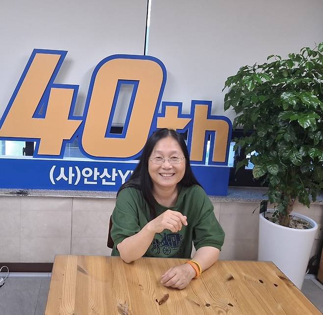 김미숙 안산 YWCA 회장이 안산시 단원구 YWCA 사무실에서 인천일보와 인터뷰를 하고 있다. /이동희 기자 dhl@incheonilbo.com