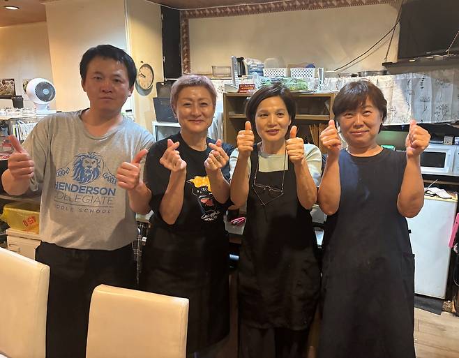 일본 나고야 사카에역 인근에 위치한 한식당 '서울가'의 이경애(사진 오른쪽) 사장과 직원들.