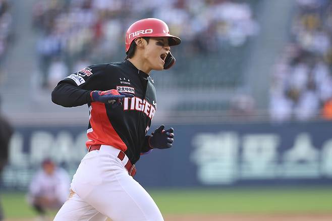 KIA 타이거즈 김도영이 5일 서울 잠실야구장에서 열린 LG와의 원정경기에서 3-4로 뒤진 9회초 역전 3점 홈런을 터뜨린 뒤 그라운드를 돌고 있다. /사진=KIA 구단 제공