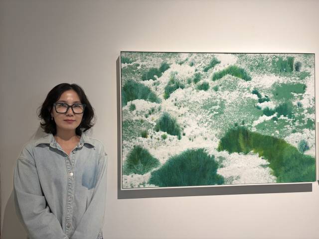 갤러리 재희에서 ‘공명의 정원, Resonant Garden’ 전시를 열고 있는 하지혜 작가. 김은영 기자