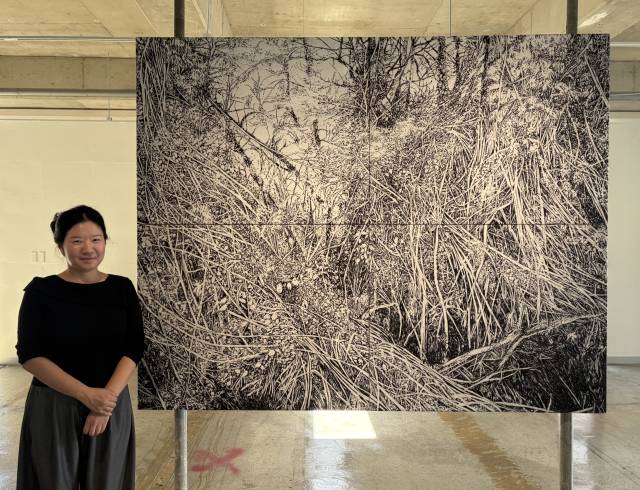 갤러리 궁에서 개인전 ‘가물 玄, UNSEEN’을 열고 있는 김유경 작가. 김은영 기자