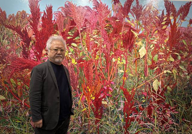 케이이에이(KEA)재단이 여는 특별 소장품전 ‘안창홍, 영혼의 꽃’ 전시장에서 만난 안창홍 작가. 김은영 기자