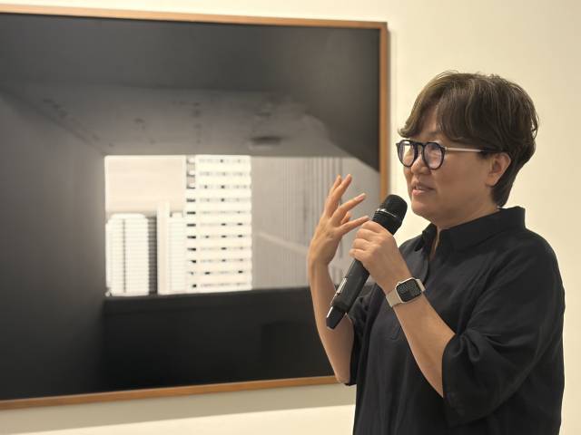 이인미 ‘흐르는 도시 FLUID SCAPE’ 오프닝에서 전시 작품을 설명 중인 이인미 사진가. 김은영 기자