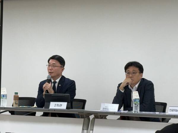 류제명 과학기술정보통신부 2차관(왼쪽)과 최동원 인공지능인프라정책관이 2일 서울 중구 NIA 서울사무소에서 열린 독자 AI 파운데이션 모델 개발 사업 추진 관련 출입기자 간담회에서 기자들의 질문에 답하고 있다. / IT조선&nbsp;