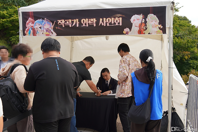 작곡가 와락의 사인회에도 많은 사람들이 몰렸다.