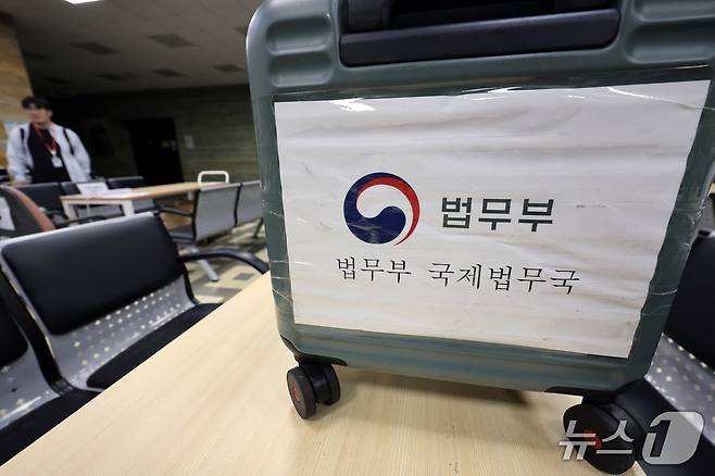 국정감사를 하루 앞둔 5일 서울 여의도 국회 상임위원회 회의실 앞에 피감기관 직원들을 위한 자리가 마련돼 있다. 2026.10.5 ⓒ 뉴스1 황기선 기자