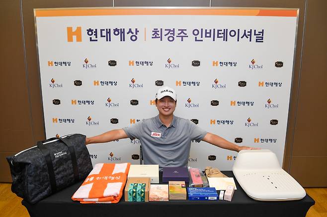 ◇우승자 왕정훈이 선수 지원 키트를 받은 후 포즈를 취하고 있다. 사진제공=현대해상