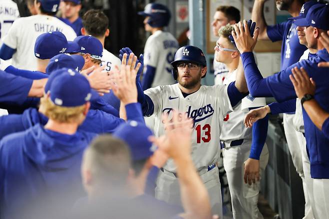 LOS ANGELES, CALIFORNIA - OCTOBER 04: Max Muncy #13 of the Los Angeles Dodgers celebrates in the dugout after hitting a solo home run in the ninth inning against the Atlanta Braves in game two of the National League Division Series at Dodger Stadium on October 04, 2026 in Los Angeles, California.   Luke Hales/Getty Images/AFP (Photo by Luke Hales / GETTY IMAGES NORTH AMERICA / Getty Images via AFP)        <저작권자(c) 연합뉴스, 무단 전재-재배포, AI 학습 및 활용 금지>