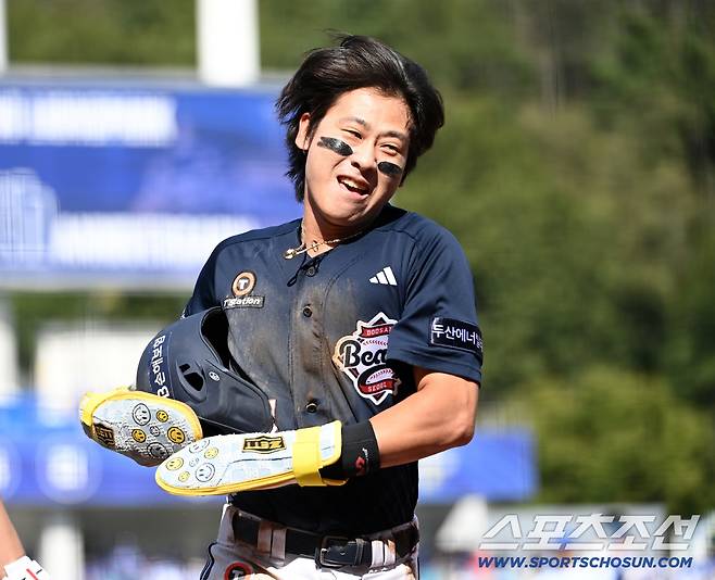 5일 대구 삼성라이온즈파크에서 열린 두산과 삼성의 경기. 1회초 1사 3루 김민석의 내야땅볼때 3루주자 박찬호가 홈으로 파고들어 세이프되며 미소짓고 있다. 대구=허상욱 기자wook@sportschosun.com/2026.10.05/