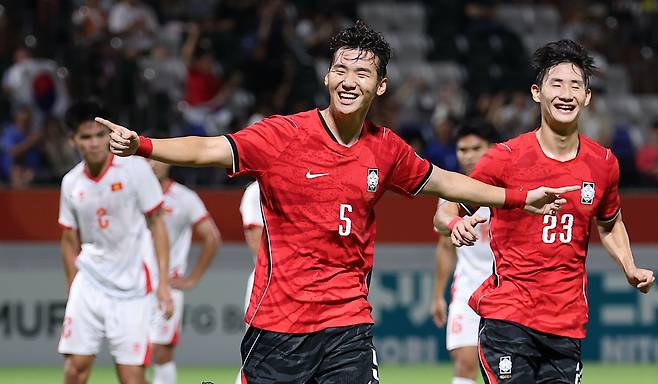 추가골 넣은 한국 김지수      (나고야=연합뉴스) 김성민 기자 = 25일 일본 나고야 미즈호 공원 럭비경기장에서 열린 2026 아이치·나고야 아시안게임 남자 축구 8강 한국과 베트남의 경기. 한국 김지수가 후반전 팀 두번째 골을 넣고 기뻐하고 있다. 2026.9.25      ksm7976@yna.co.kr  (끝)      <저작권자(c) 연합뉴스, 무단 전재-재배포, AI 학습 및 활용 금지>