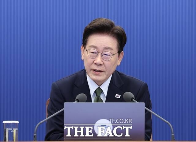 청와대에 따르면 이재명 대통령은 지난달 29일 홍지선 국토교통부 장관에게 "나라의 운명이 달려 있다"며 과감한 주택 공급을 주문했다. /청와대통신사진기자단·뉴시스