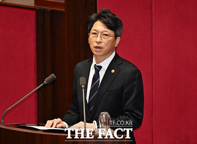 홍지선 국토교통부 장관은 취임사에서 "주택공급은 계획과 숫자에 머물러서는 안 된다"며 "3기 신도시와 도심 주택사업의 속도를 높여 실제 착공과 입주로 이어지게 끝까지 챙기겠다"고 강조했다. 사진은 홍지선 국토부 장관이 지난 1일 오후 서울 여의도 국회에서 열린 본회의에 참석해 인사말을 하고 있다. /국회=배정한 기자