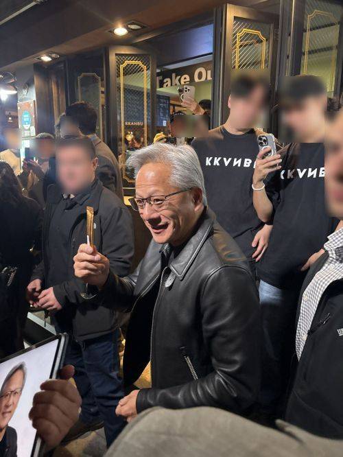 지난해 10월30일 서울 삼성동 깐부치킨 앞에서 젠슨황 엔비디아 최고경영자(CEO)가 시민이 선물한 정관장 홍삼스틱을 들고 있다. 아시아경제DB