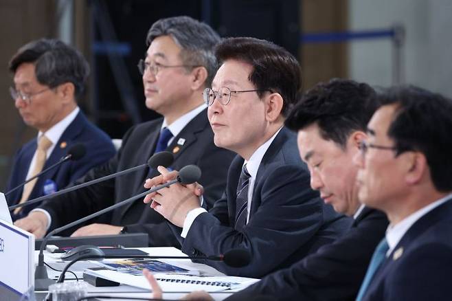 이재명 대통령이 2일 세종특별자치시에서 열린 민원혁신 사례보고회에서 송형근 전남광주통합특별시 지방시설주사의 민원해결 우수사례 발표를 듣고 있다. 2026.10.2 연합뉴스
