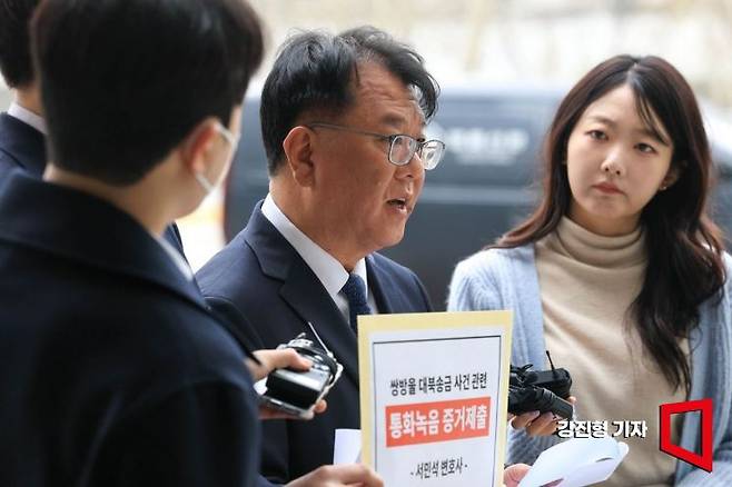 이화영 전 경기도 평화부지사의 변호를 맡았던 서민석 변호사가 6일 서울 서초구 서울고등검찰청 앞에서 쌍방울 대북송금 사건 관련 통화녹음 증거제출에 대한 기자회견을 열고 입장을 밝히고 있다. 2026.4.6 강진형 기자