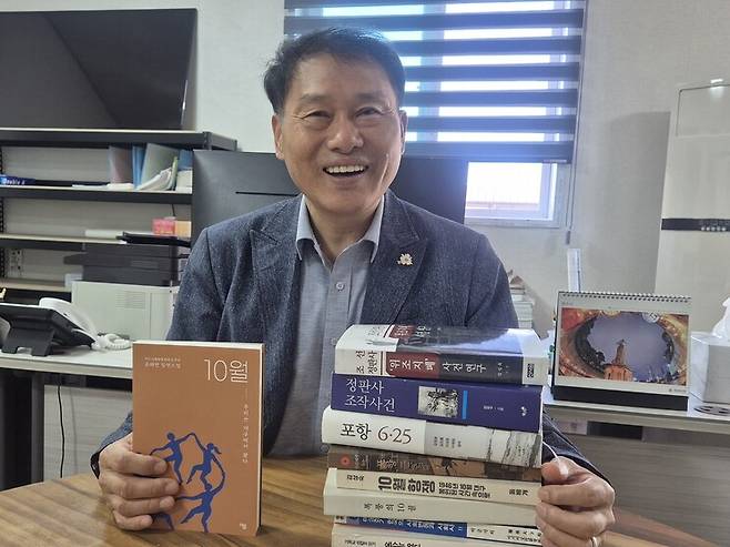 지난 2일 경북 포항시 남구 상도동의 한 사무실에서 만난 환경운동가 유성찬씨가 자신이 쓴 소설 ‘10월-우리는 대구에서 왔다’(왼쪽)와 집필에 참고한 책들을 소개하고 있다. 주성미 기자