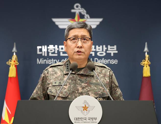 권대원 합동참모본부 차장이 5일 서울 국방부 브리핑실에서 25사단 DMZ 지뢰 폭발상황 관련 합참 합동 현장조사 태스크포스(TF) 최종 조사결과 발표 브리핑을 하고 있다. 뉴시스