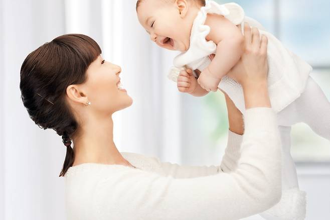 아기와 보호자가 서로 웃어주는 행동이 아기의 감정 조절 능력 발달에 영향을 줄 수 있다는 연구 결과가 나왔다./사진=클립아트코리아
