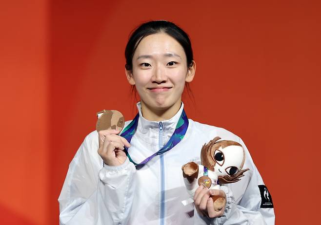 지난달 30일 일본 나고야 국제전시장에서 열린 2026 아이치·나고야 아시안게임 스포츠클라이밍 여자 스피드 결승 경기에서 동메달을 획득한 정지민이 시상대에 올라 포즈를 취하고 있다. 사진=연합뉴스