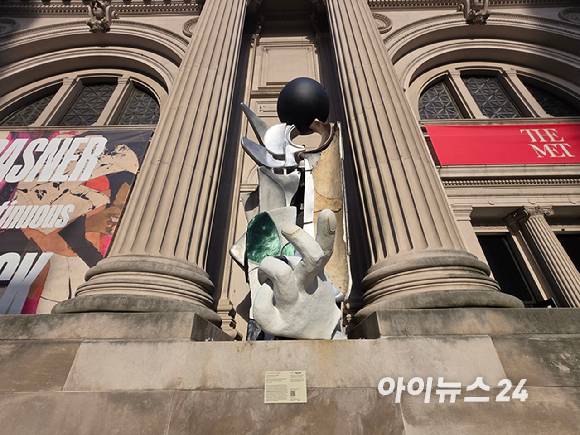 미국 뉴욕 메트로폴리탄 미술관 '파사드'(건물 정문 외벽)에서 진행 중인 제네시스와 메트로폴리탄 미술관의 파트너십 전시 '더 제네시스 파사드 커미션: 리우 웨이, Speculation' [사진=최란 기자]