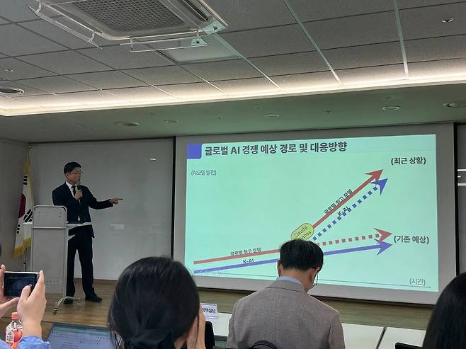 지난 2일 서울 중구 한국지능정보사회진흥원(NIA)에서 류제명 과학기술정보통신부 제2차관이 기자들에게 독자 AI 파운데이션 모델 사업의 개편 방향에 대해 설명하고 있다. 사진 장윤서 기자