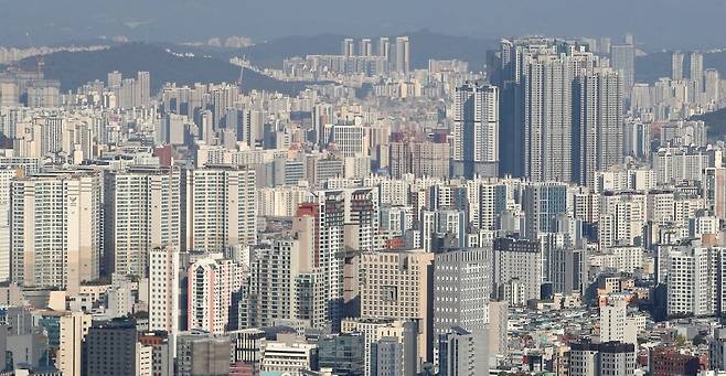 주택담보대출 한도가 시가 15억원 이하는 최대 6억원, 15억 초과~25억원 이하는 4억원, 25억원 초과는 2억원으로 축소되면서 상대적으로 더 많은 대출을 받을 수 있는 15억원 이하로 매수세가 몰렸다는 분석이 나온다.  사진=연합뉴스