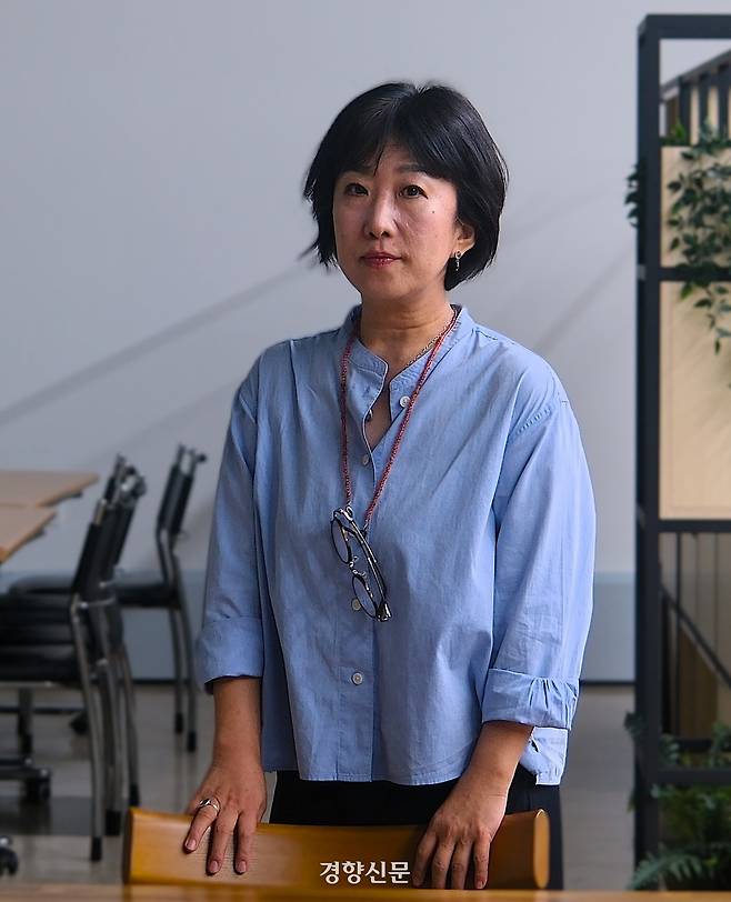 조경희 성공회대 교수는 ‘재한 자이니치’다. 그는 ‘재한재일(在韓在日)’이라는 형용모순의 이 호칭이 남북한과 일본에 걸친 디아스포라들의 이동의 궤적, 경로의 흔적을 드러낸다고 본다. 그는 이 중첩의 공간에서 ‘삶과 앎’을 한데 붙여나가고, 평화와 공존의 세계를 만들어가는 번역자가 되려 한다. 지난달 19일 경향신문사에서 촬영에 응하고 있다. 김종목 기자