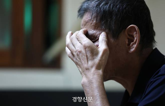인체면역결핍바이러스(HIV) 감염 장기 생존자인 A씨(58)가 지난달 21일 서울 중랑구 자택에서 경향신문과 인터뷰를 하고 있다. 권도현 기자