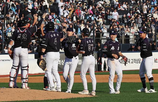 5일 9-0으로 승리한 KT 선수들이 기뻐하고 있다. 연합뉴스