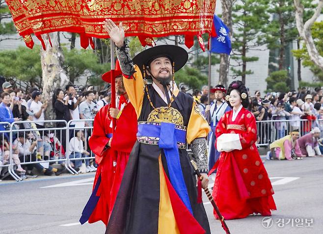 2026년 정조대왕 능행차 행사에서 ‘정조대왕’역할을 한 나광열씨. 홍기웅기자