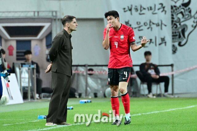 경기 전반 선제골을 허용한 뒤 김민재가 모레노 감독과 이야기를 나누고 있다.
