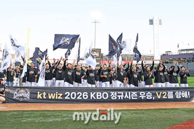 5일 경기도 수원 KT위즈파크에서 열린 '2026 신한 SOL BANK KBO리그' 롯데 자이언츠와 KT 위즈 경기. KT가 9-0으로 롯데에 승리했다. 2026 KBO 정규시즌 우승을 확정한 KT 선수들이 기뻐하고 있다./한혁승 기자