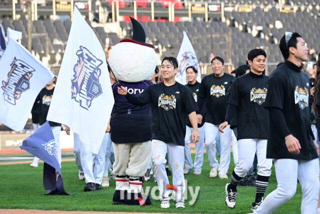 5일 경기도 수원 KT위즈파크에서 열린 '2026 신한 SOL BANK KBO리그' 롯데 자이언츠와 KT 위즈 경기. KT가 9-0으로 롯데에 승리했다. 2026 KBO 정규시즌 우승을 확정한 KT 선수들이 기뻐하고 있다./한혁승 기자