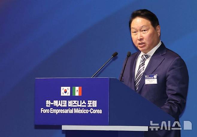 [멕시코시티=뉴시스] 김진아 기자 = 최태원 대한상공회의소 회장이 지난 25일(현지 시간) 멕시코 멕시코시티 세계무역센터(WTC)에서 열린 한-멕시코 비즈니스 포럼에서 환영사를 하고 있다. 2026.09.26. bluesoda@newsis.com