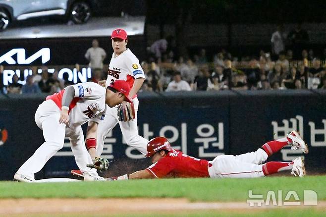 [전남광주=뉴시스] 이현행 기자 = 29일 전남광주 북구 광주-기아챔피언스필드에서 열린 2026 신한 SOL KBO리그 SSG 랜더스와 KIA 타이거즈의 경기, 6회초 SSG 정준재가 2루 도루에 성공하고 있다. 2026.08.29. lhh@newsis.com