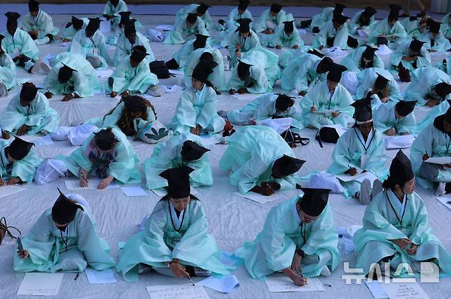[서울=뉴시스] 권창회 기자 = 5일 서울 종로구 성균관대학교에서 열린 '제1회 재한 외국인 과거 시험'에서 참가자들이 과거시험을 보고 있다. 2026.10.05. kch0523@newsis.com