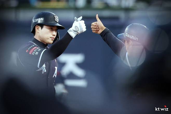 [서울=뉴시스] 프로야구 KT 위즈 장준원이 4일 수원 KT위즈파크에서 열린 2026 신한 쏠 KBO리그 홈 경기에서 롯데 자이언츠를 상대로 안타를 친 뒤 기뻐하고 있다. (사진=KT 위즈 제공) 2026.10.04.