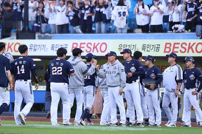 [서울=뉴시스] 프로야구 두산 베어스가 5일 대구 삼성라이온즈파크에서 열린 2026 신한 쏠 KBO리그 삼성 라이온즈와의 원정 경기에서 승리한 뒤 하이파이브를 하고 있다. (사진=두산 베어스 제공) 2026.10.05. *재판매 및 DB 금지
