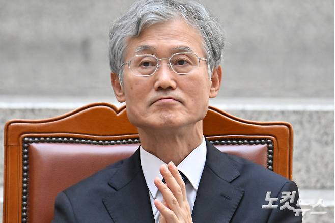 조희대 대법원장이 지난달 21일 오후 서울 서초구 대법원에서 열린 김성수 대법관 취임식에 참석해 박수치고 있다. 황진환 기자
