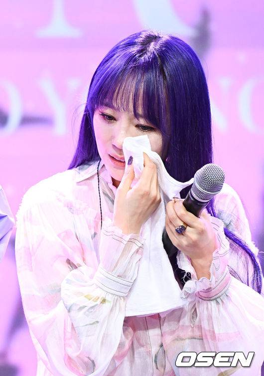 [OSEN=박준형 기자] 가수 이수영이 17일 오후 서울 홍대 구름아래소극장에서 열 번째 정규앨범 ‘소리(SORY)’ 쇼케이스가 진행됐다.가수 이수영이 눈물을 보이고 있다  2022.05.17/ soul1014@osen.co.kr