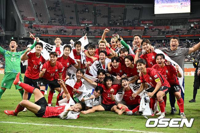 [OSEN=도요타(일본), 박준형 기자] 미쳤다! 엄지성(24, 스완지 시티)이 결승골로 한국축구를 살렸다.&nbsp;이민성 감독이 이끄는 U23 남자축구대표팀은 3일 오후 7시 30분 나고야 스타디움에서 개최된 아이치-나고야 아시안게임 2026 결승전에서 엄지성의 결승골이 터져 숙적 일본을 1-0으로 제압했다.&nbsp;경기종료 금메달 확정한 축구대표팀이 기뻐하고 있다.     2026.10.03 /  soul1014@osen.co.kr