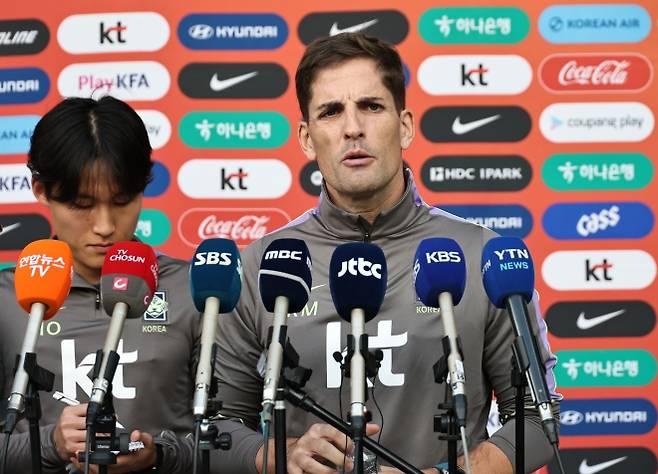 기자회견 갖는 모레노 감독 - 로베르트 모레노 한국 축구대표팀 임시 감독이 우즈베키스탄과의 경기를 하루 앞두고 5일 충남 천안시 코리아풋볼파크에서 기자회견을 하고 있다. 2026.10.5 천안 연합뉴스