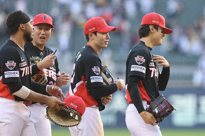 5일 잠실 LG전을 6-4 승리로 끝낸 뒤 환하게 웃고 있는 KIA 선수들. 사진제공｜KIA 타이거즈