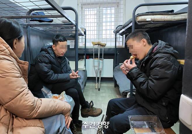 북한군 포로 김씨(가운데)와 백씨(오른쪽)가 우크라이나 수감시설에서 김영미 PD와 인터뷰를 하고 있다. 다큐앤드뉴스코리아 제공